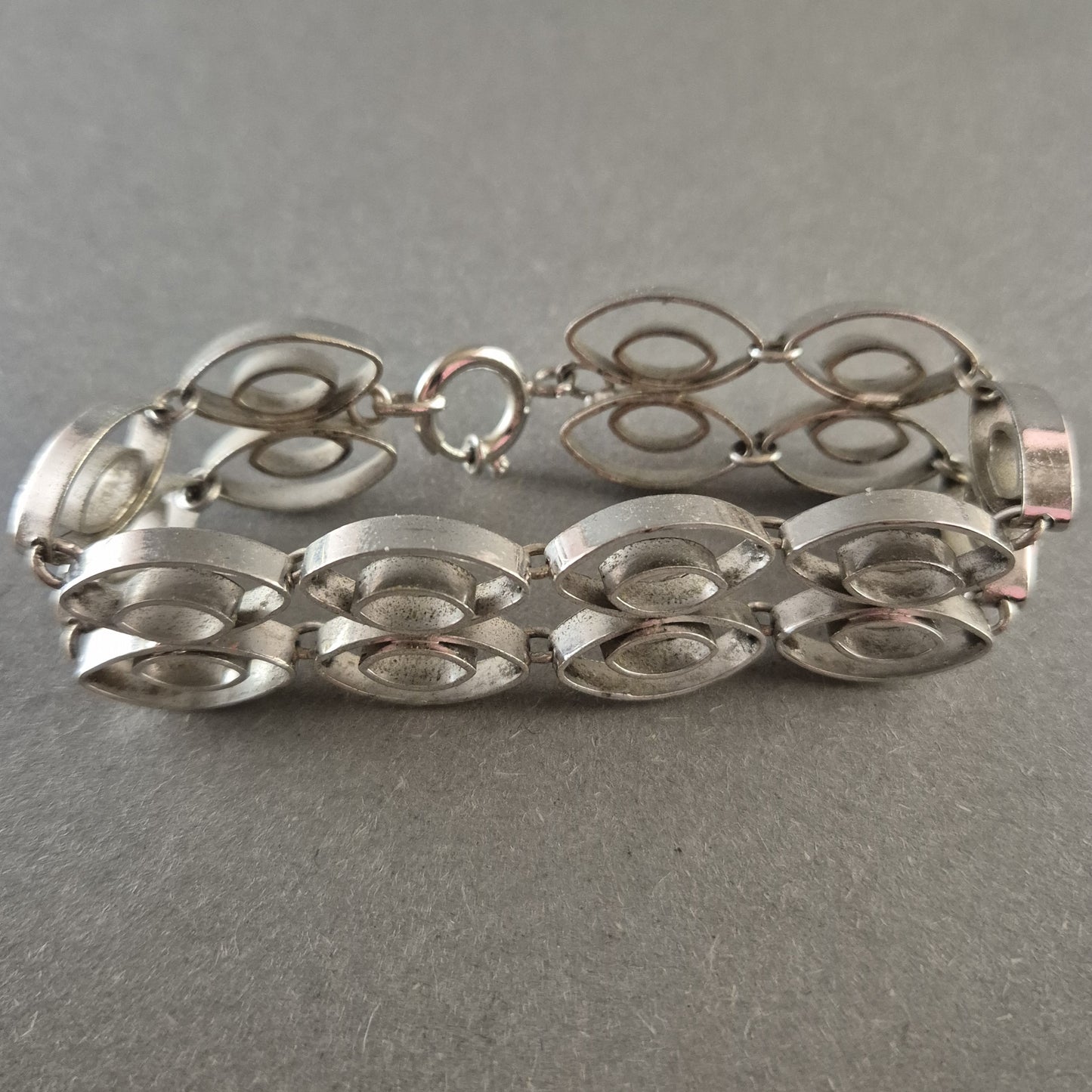 Silberfarbenes Gliederarmband – Modernes und geometrisches Design