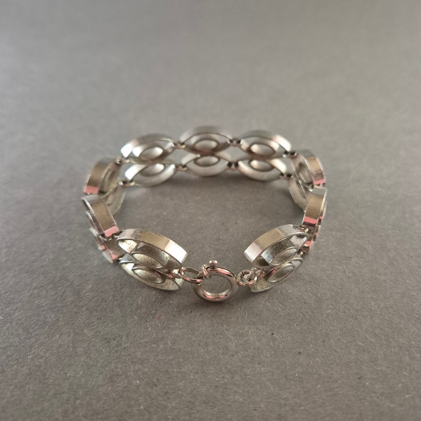 Silberfarbenes Gliederarmband – Modernes und geometrisches Design