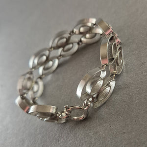 Silberfarbenes Gliederarmband – Modernes und geometrisches Design