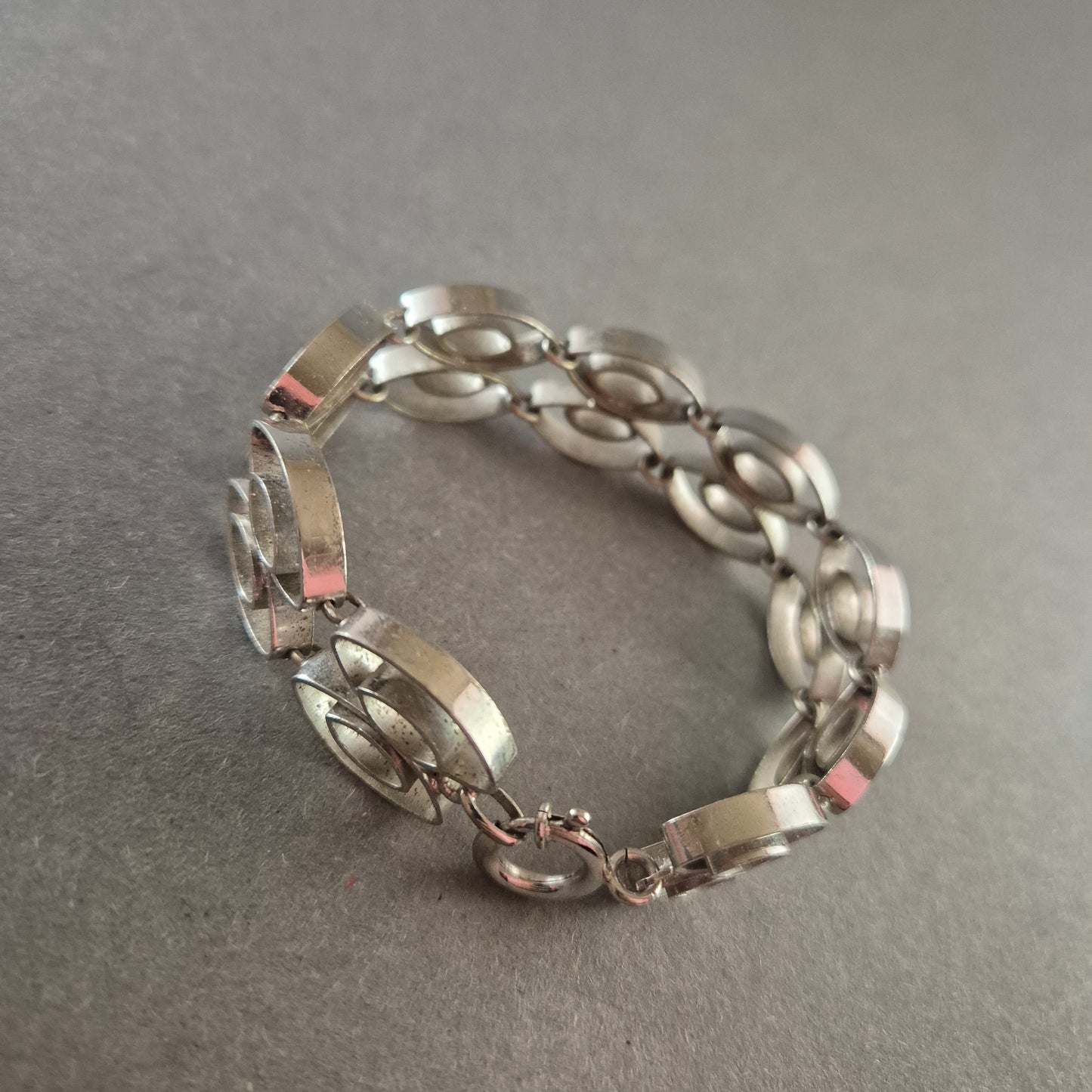 Silberfarbenes Gliederarmband – Modernes und geometrisches Design