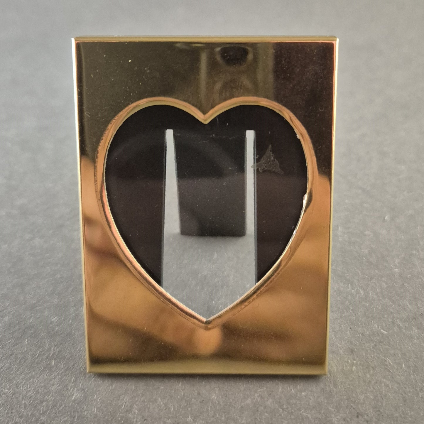 Vergoldeter Bilderrahmen mit Herz-Ausschnitt – Elegante Dekoration