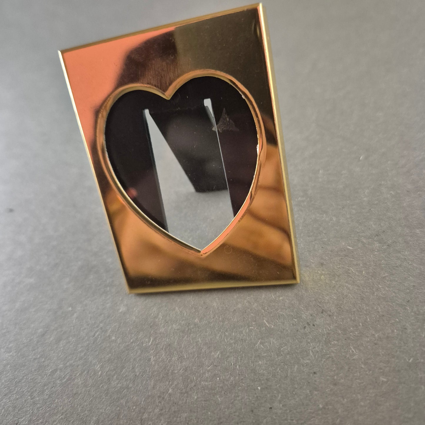 Vergoldeter Bilderrahmen mit Herz-Ausschnitt – Elegante Dekoration