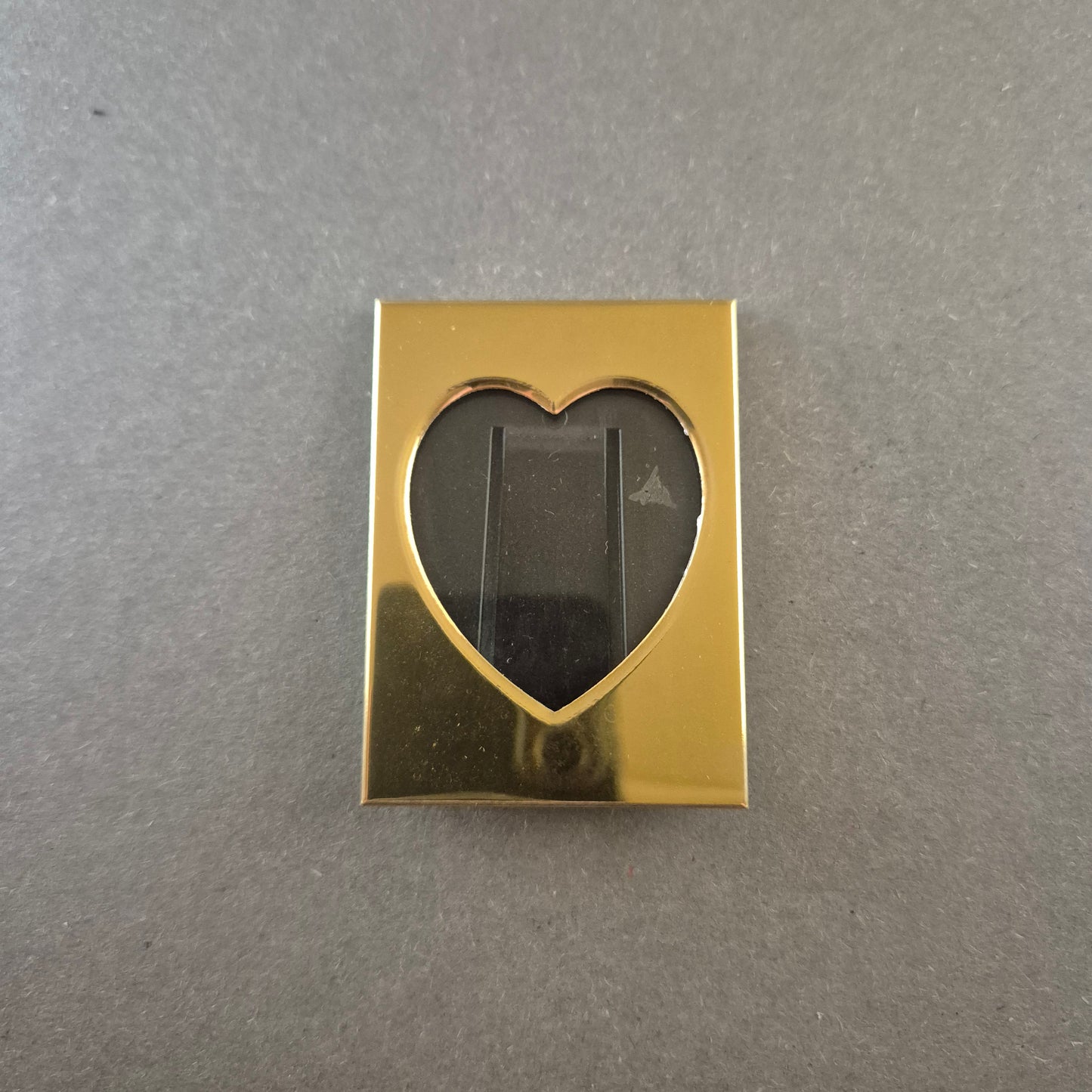 Vergoldeter Bilderrahmen mit Herz-Ausschnitt – Elegante Dekoration