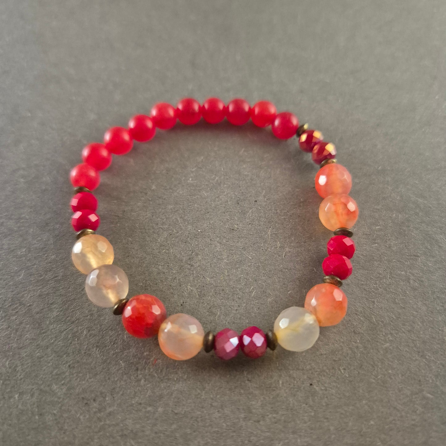 Elastisches Edelstein-Armband in Rot- und Orangetönen – Boho-Style