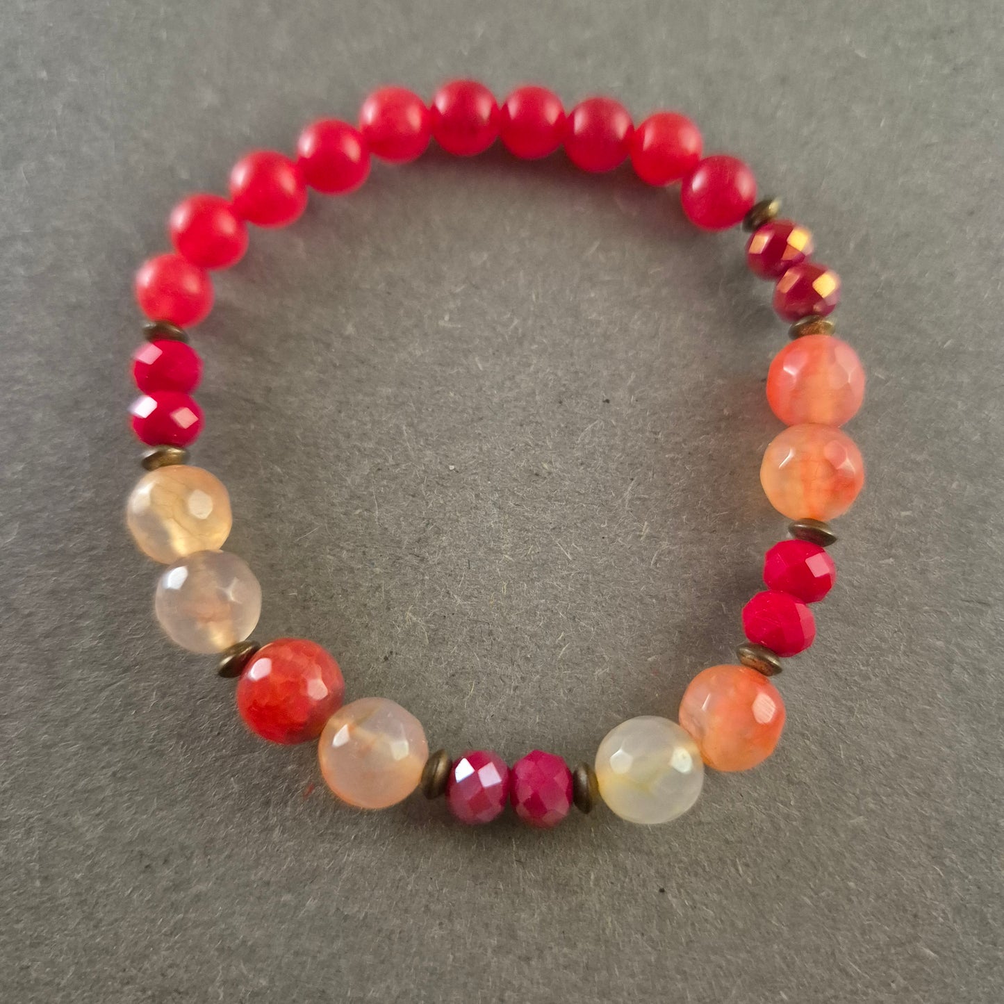 Elastisches Edelstein-Armband in Rot- und Orangetönen – Boho-Style