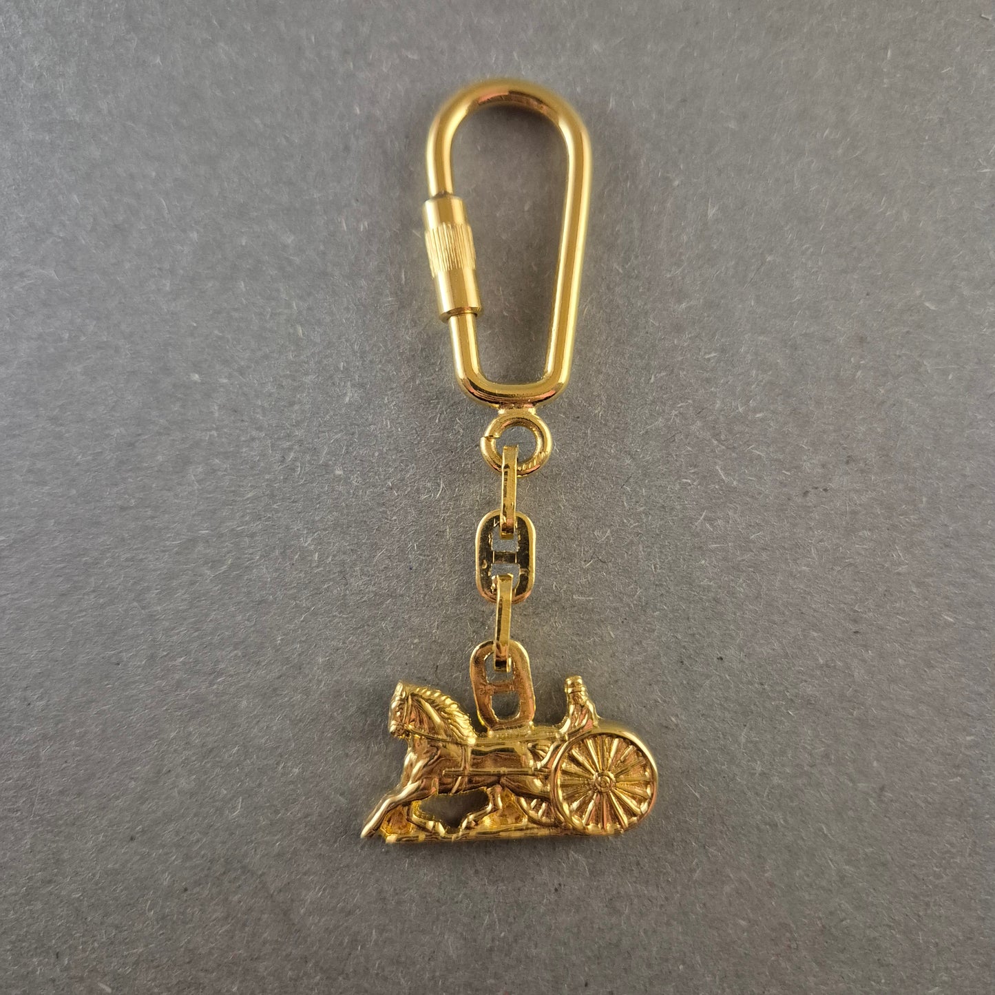 Vergoldeter Schlüsselanhänger mit Pferdewagen-Motiv – Klassisches Design
