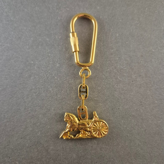Vergoldeter Schlüsselanhänger mit Pferdewagen-Motiv – Klassisches Design