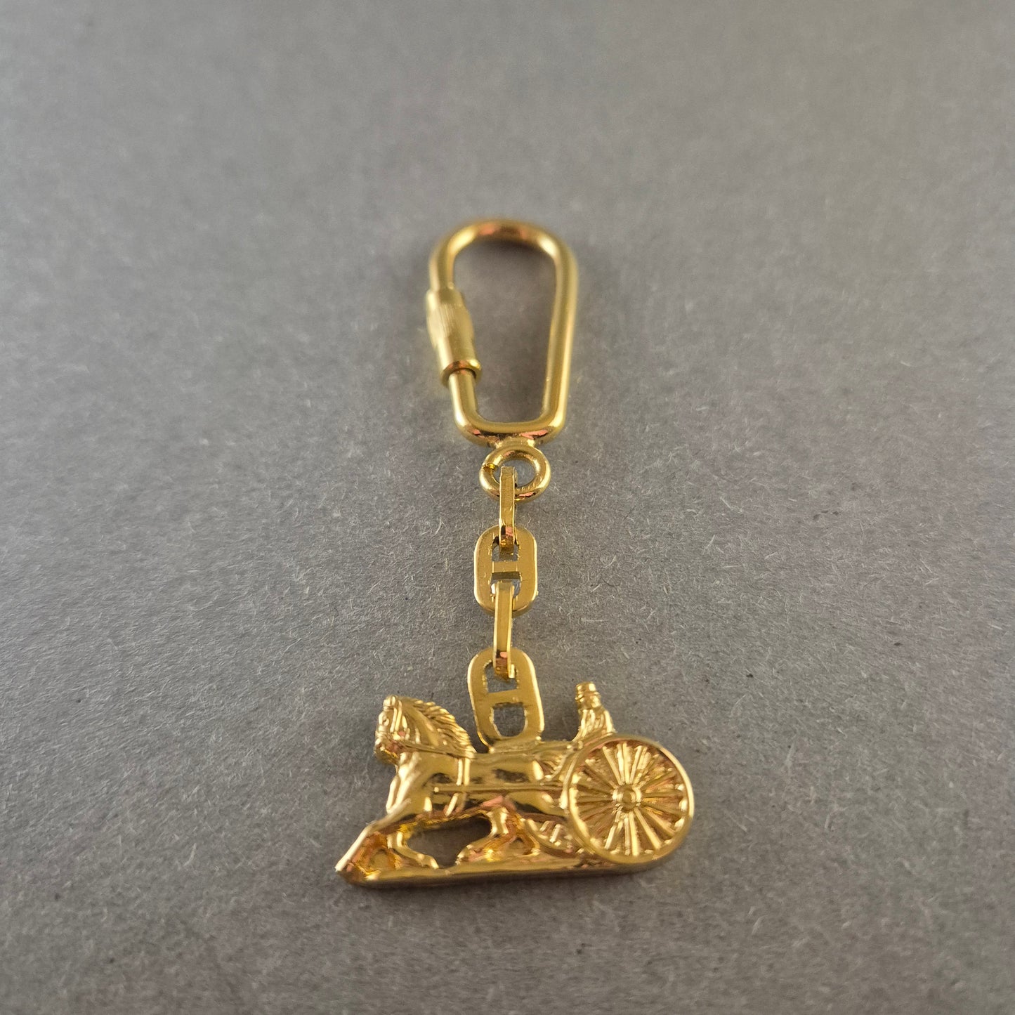 Vergoldeter Schlüsselanhänger mit Pferdewagen-Motiv – Klassisches Design
