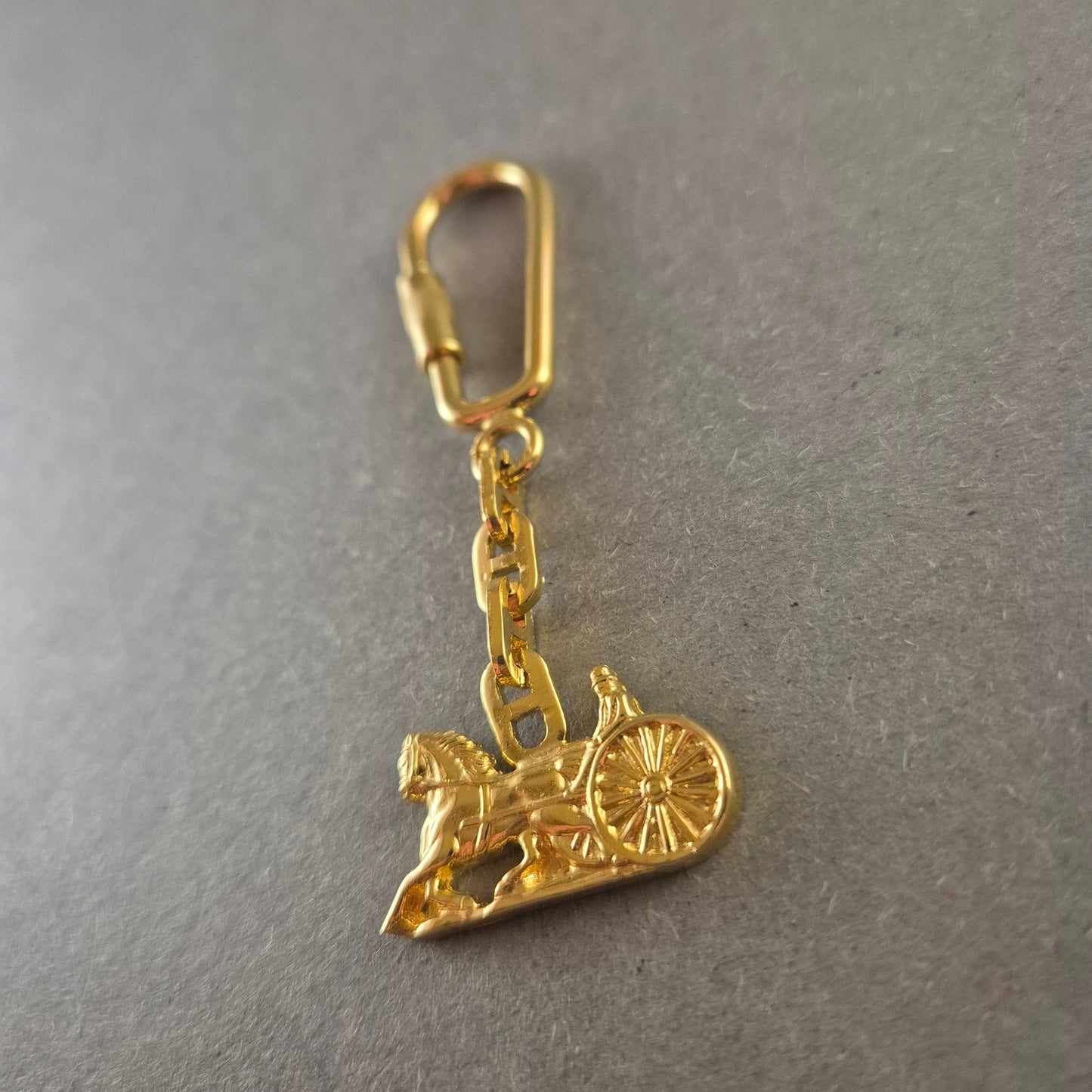 Vergoldeter Schlüsselanhänger mit Pferdewagen-Motiv – Klassisches Design