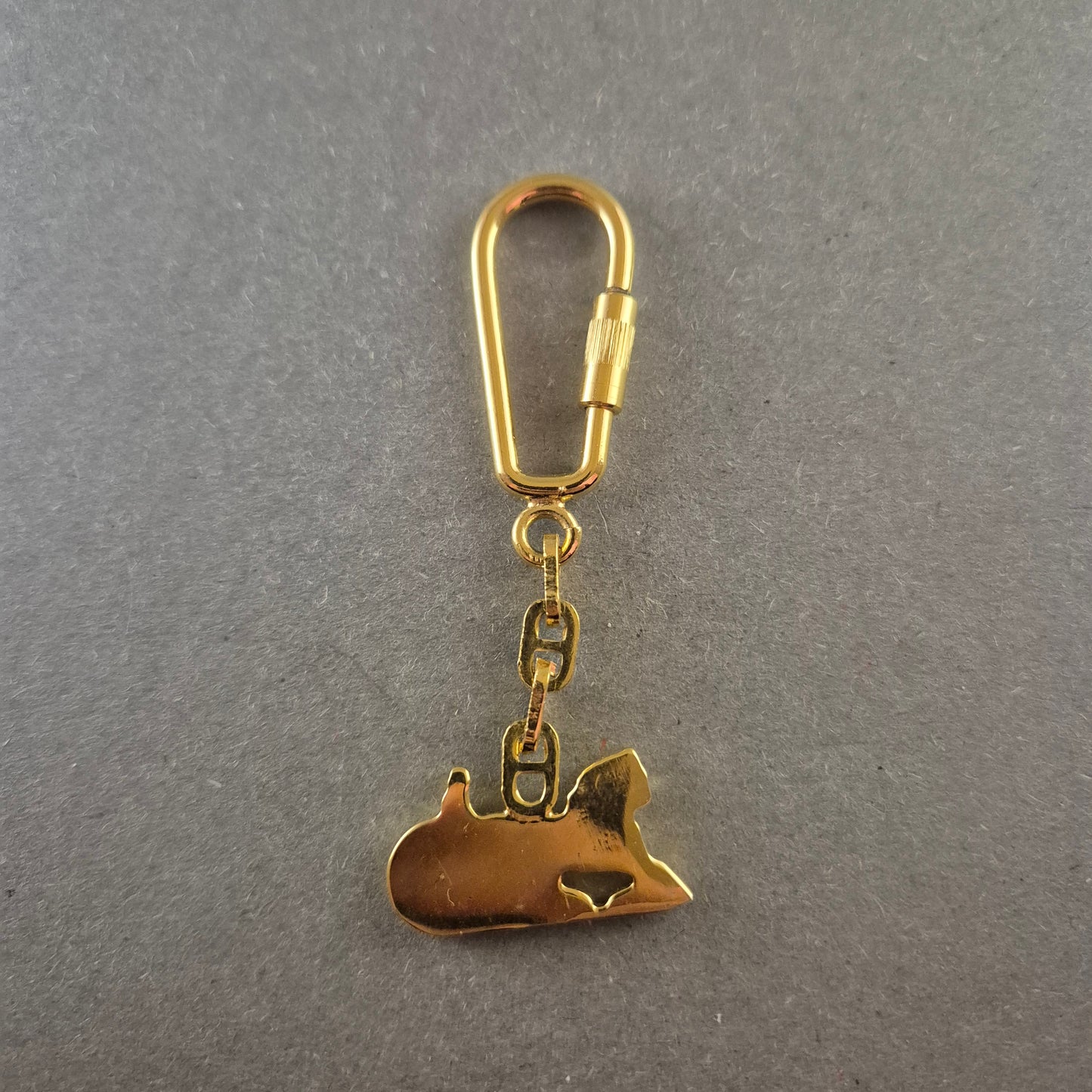 Vergoldeter Schlüsselanhänger mit Pferdewagen-Motiv – Klassisches Design
