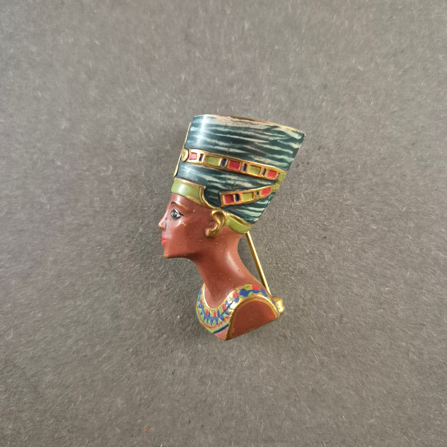 Antike Anstecknadel – Nofretete-Büste im ägyptischen Stil