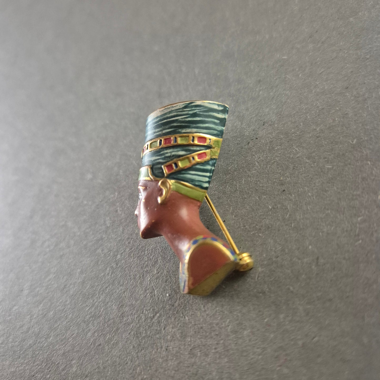 Antike Anstecknadel – Nofretete-Büste im ägyptischen Stil