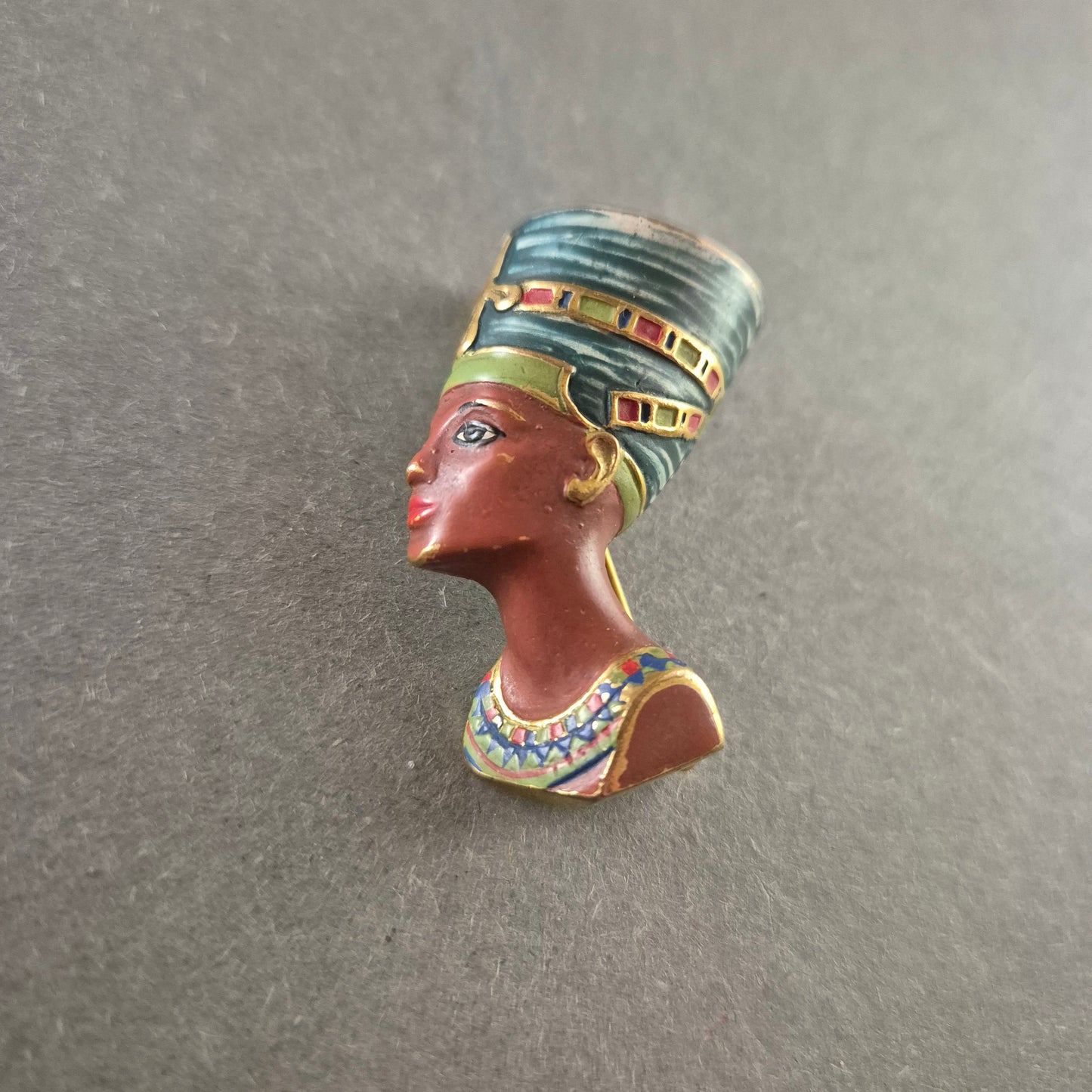 Antike Anstecknadel – Nofretete-Büste im ägyptischen Stil