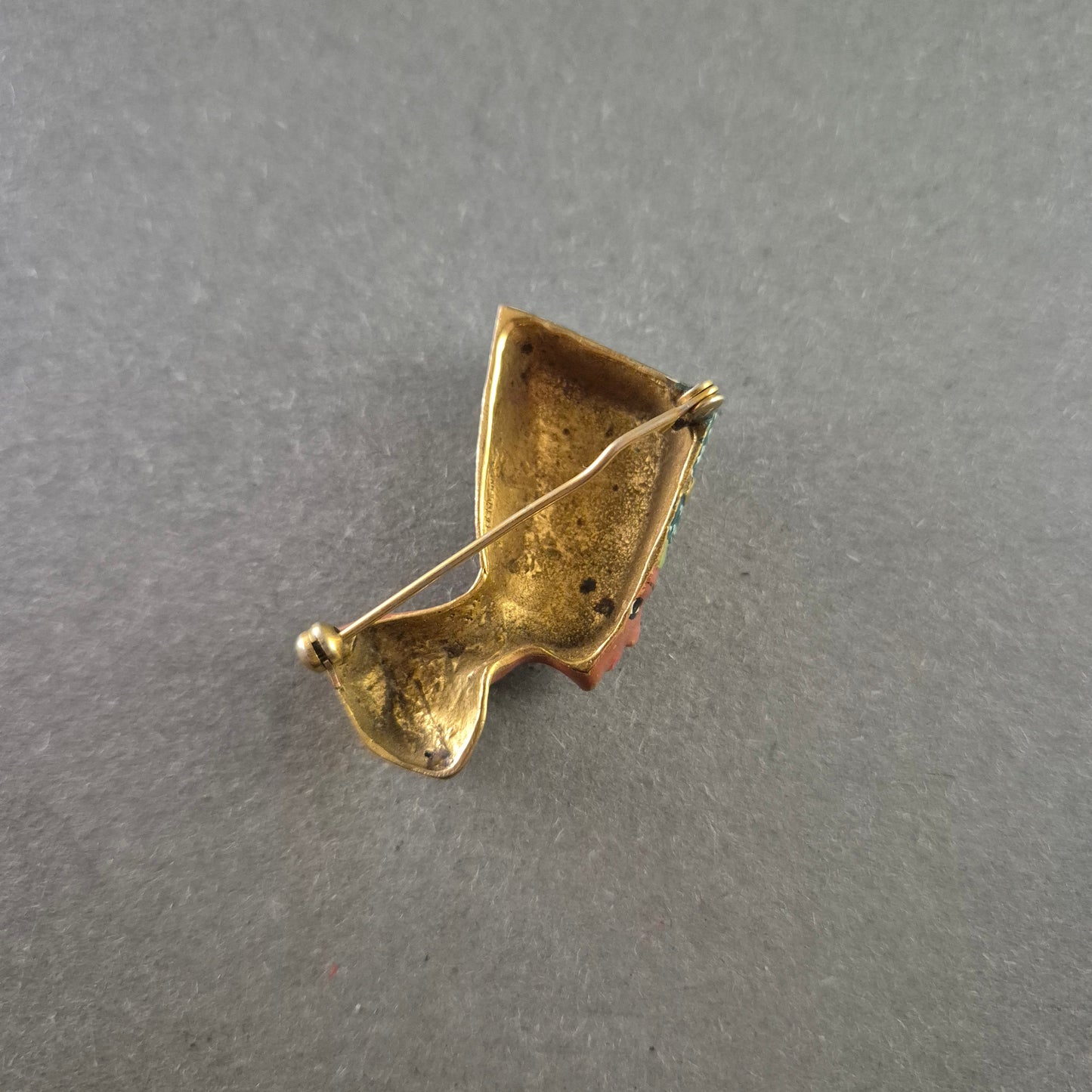 Antike Anstecknadel – Nofretete-Büste im ägyptischen Stil