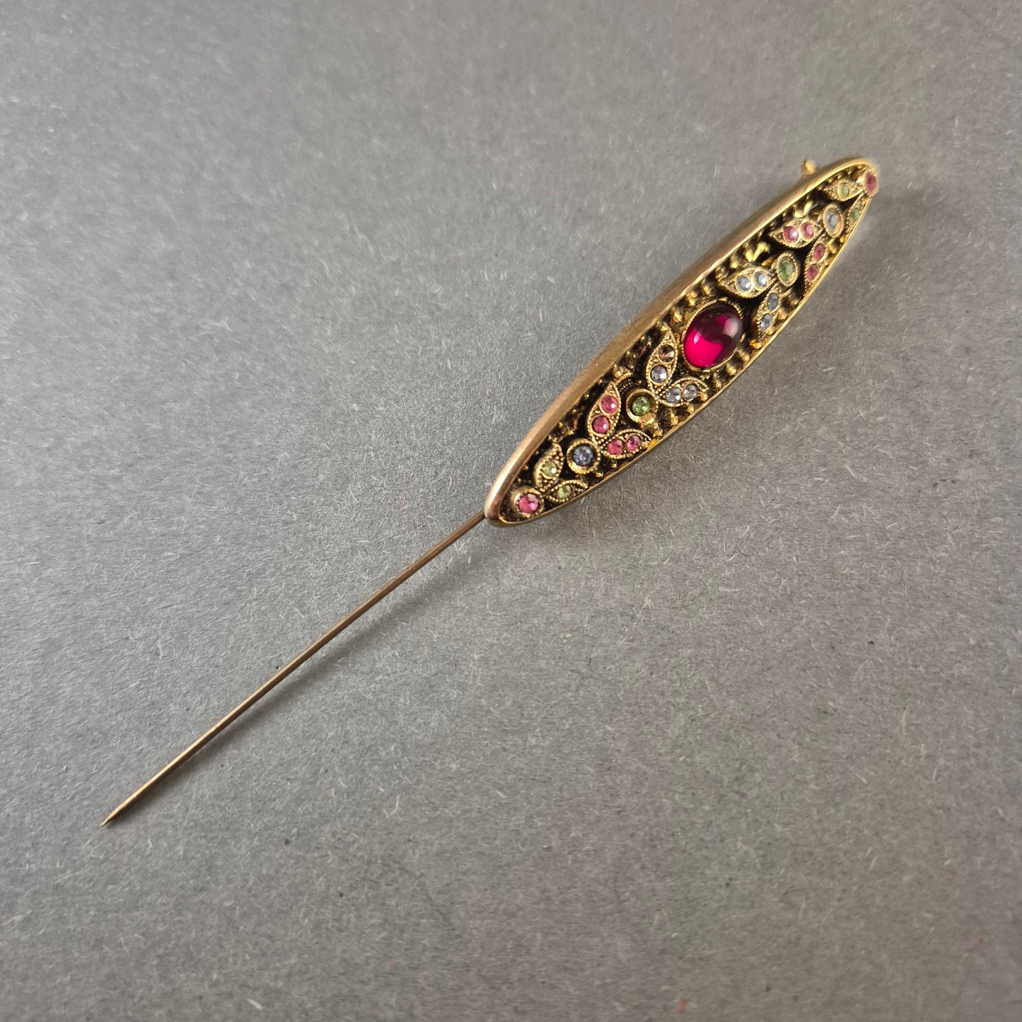 Elegante Vintage-Hutnadel mit bunten Strasssteinen – Jugendstil inspiriert