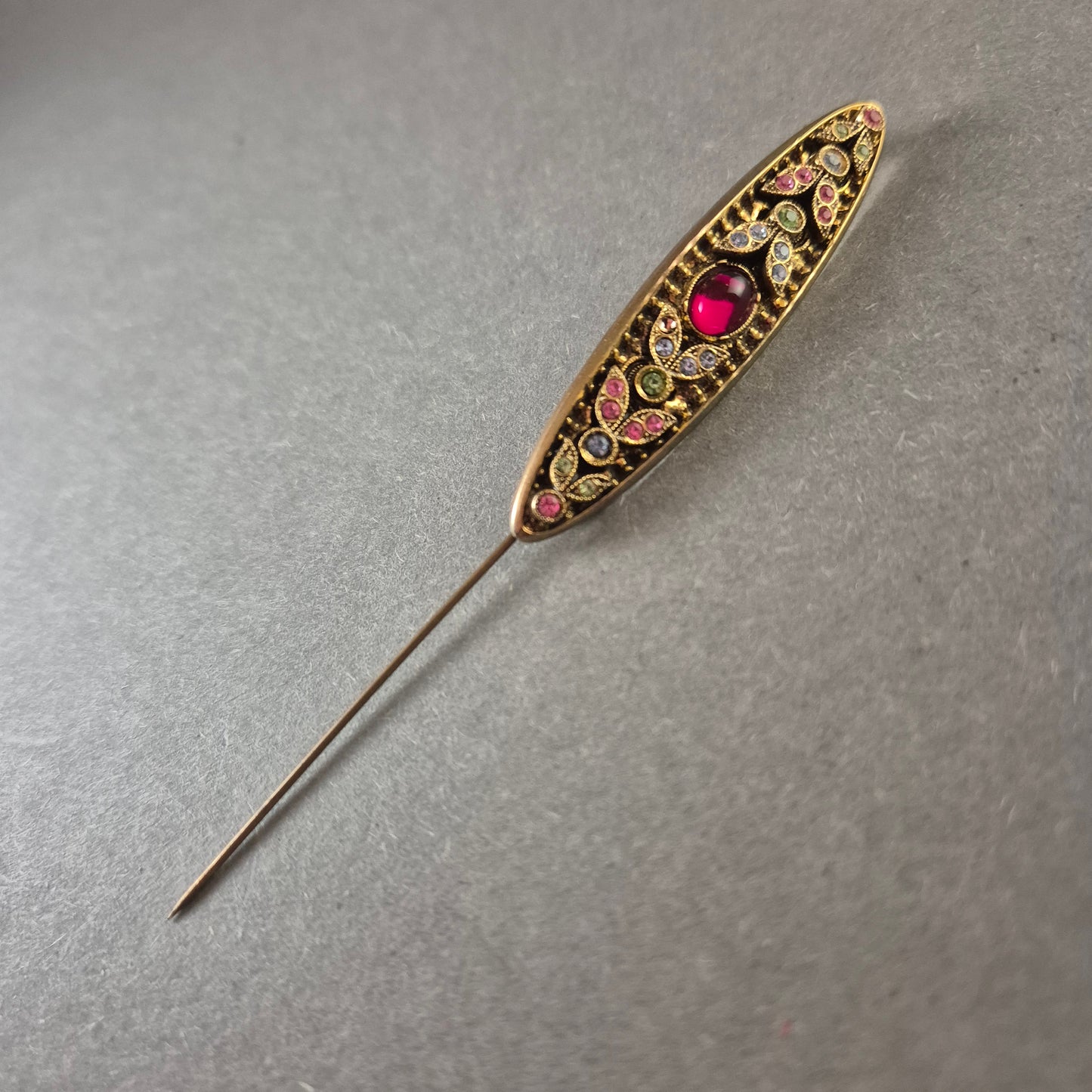 Elegante Vintage-Hutnadel mit bunten Strasssteinen – Jugendstil inspiriert