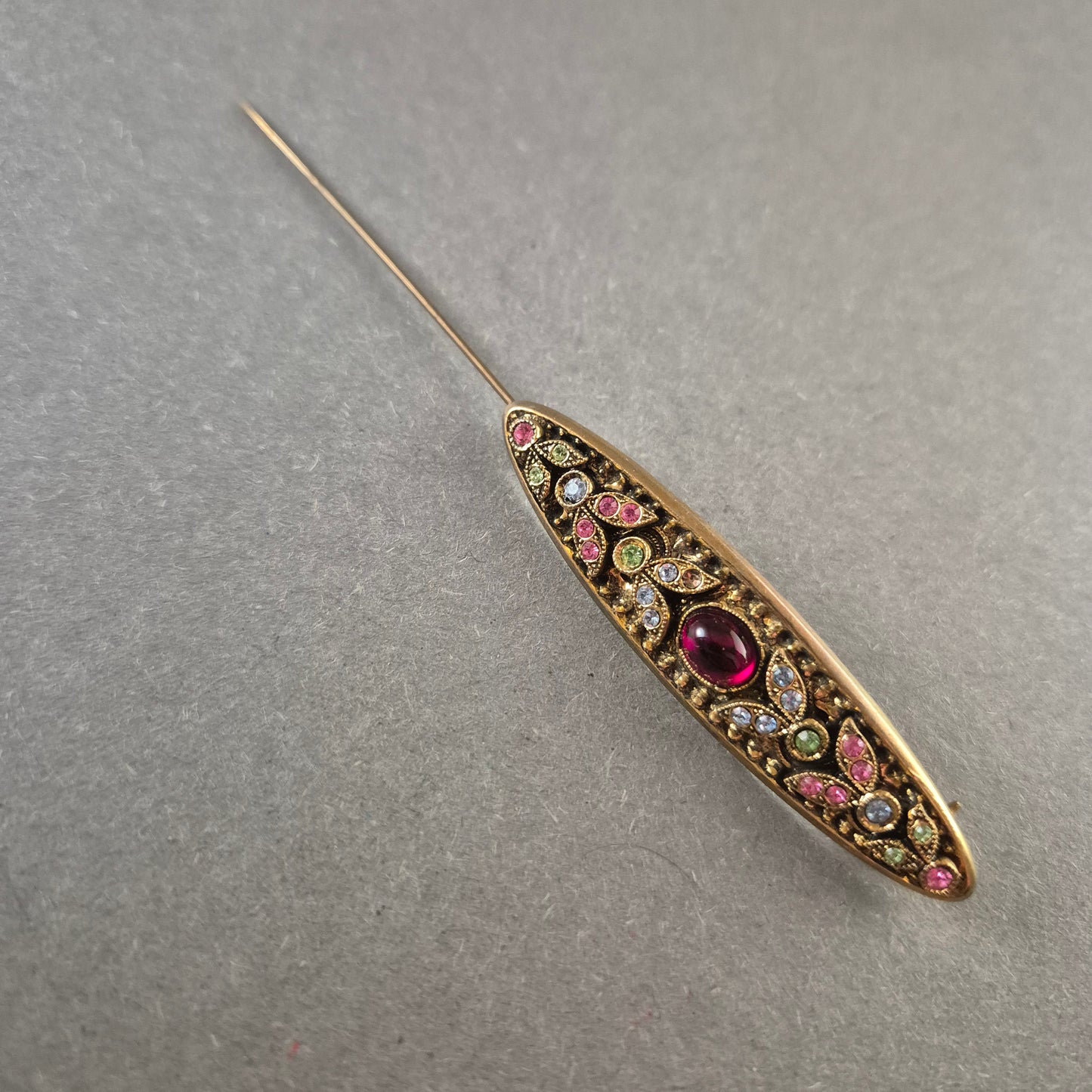 Elegante Vintage-Hutnadel mit bunten Strasssteinen – Jugendstil inspiriert