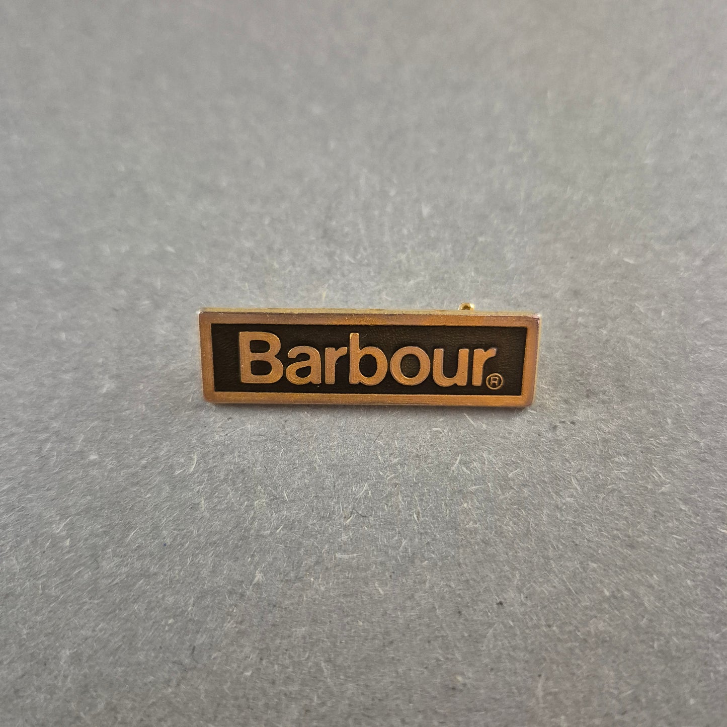 Barbour Anstecknadel im Logo-Design – Klassisch Britischer Stil