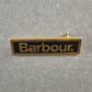 Barbour Anstecknadel im Logo-Design – Klassisch Britischer Stil