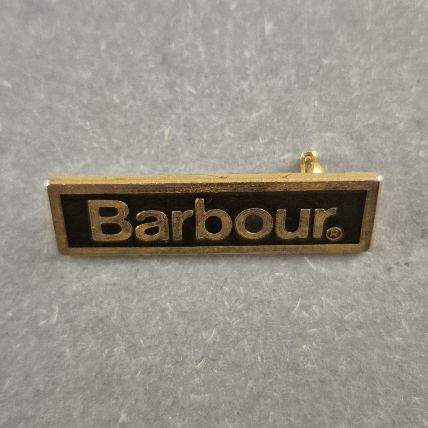 Barbour Anstecknadel im Logo-Design – Klassisch Britischer Stil