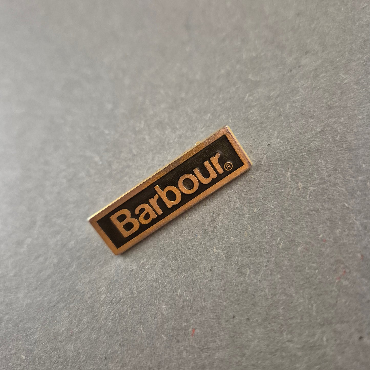 Barbour Anstecknadel im Logo-Design – Klassisch Britischer Stil