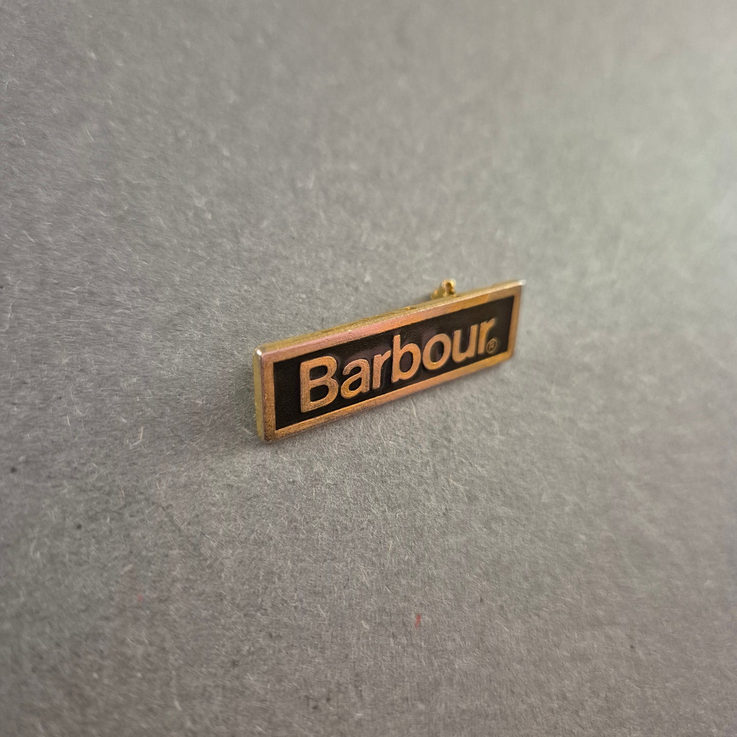 Barbour Anstecknadel im Logo-Design – Klassisch Britischer Stil