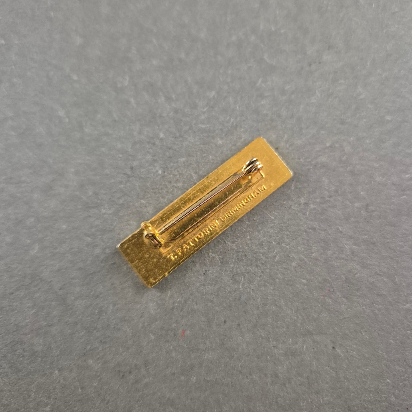 Barbour Anstecknadel im Logo-Design – Klassisch Britischer Stil