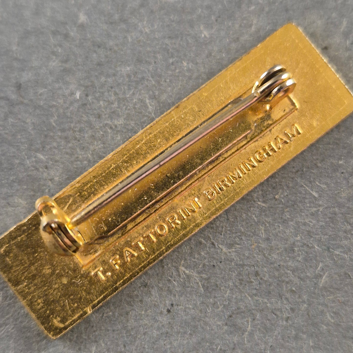 Barbour Anstecknadel im Logo-Design – Klassisch Britischer Stil