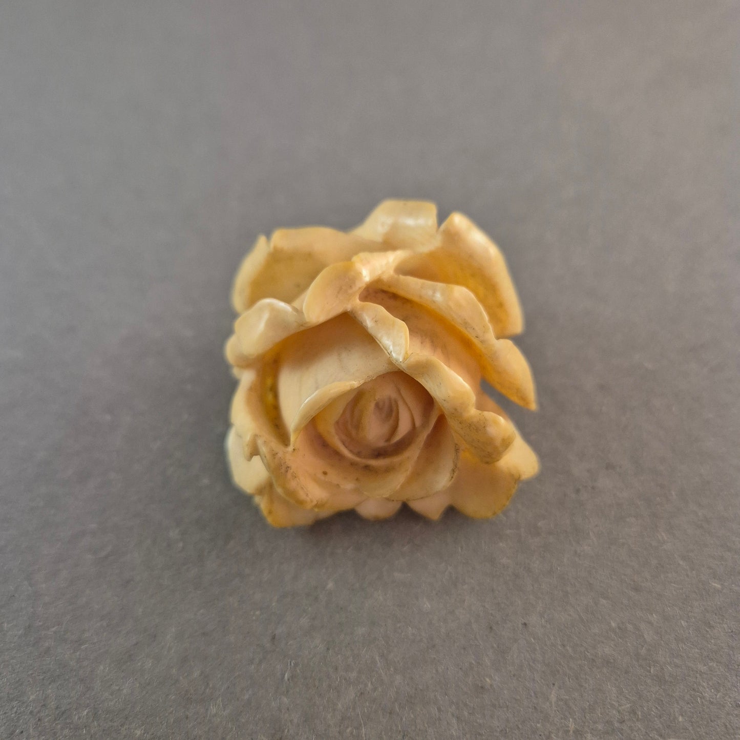 Fein geschnitzte Vintage-Rosenbrosche – Blumenmotiv aus Bein oder Zelluloid