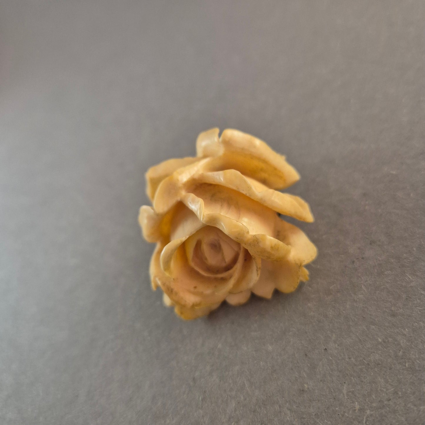 Fein geschnitzte Vintage-Rosenbrosche – Blumenmotiv aus Bein oder Zelluloid