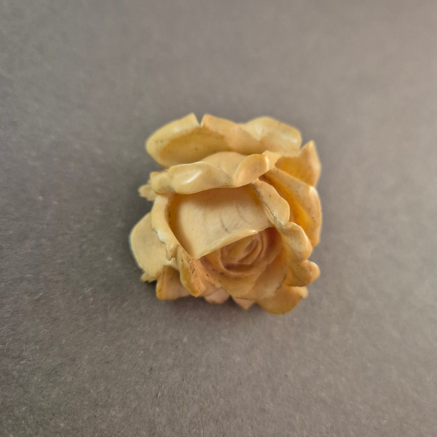 Fein geschnitzte Vintage-Rosenbrosche – Blumenmotiv aus Bein oder Zelluloid