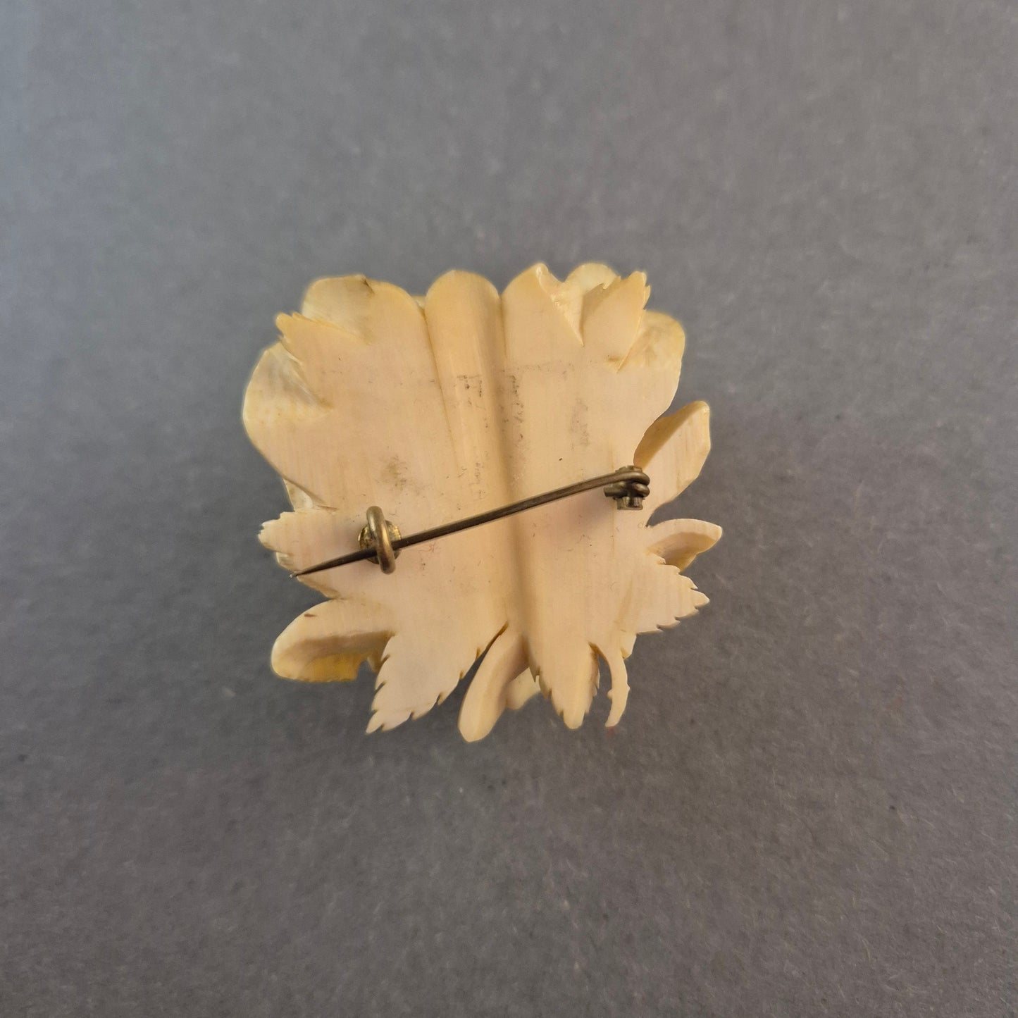 Fein geschnitzte Vintage-Rosenbrosche – Blumenmotiv aus Bein oder Zelluloid
