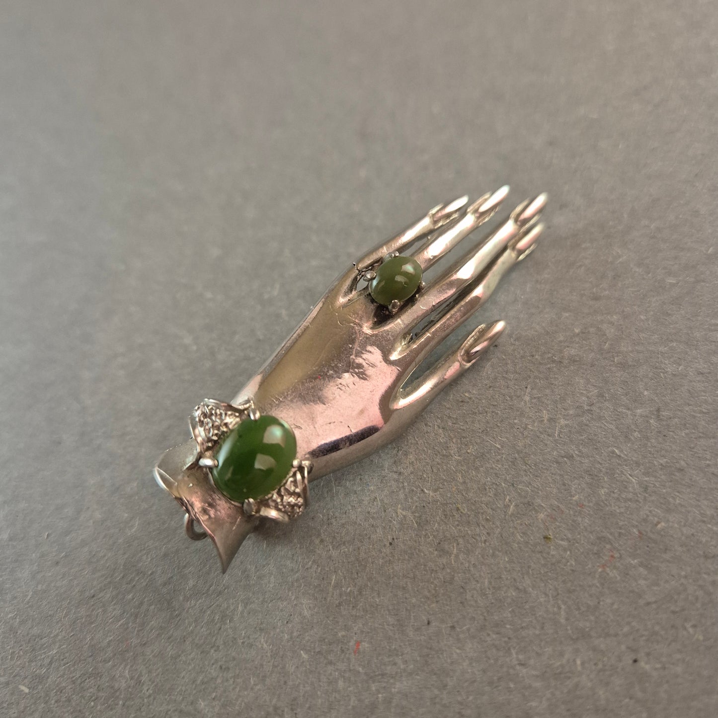 Vintage Anhänger Hand mit Ring Silberfarbener Statement-Schmuck