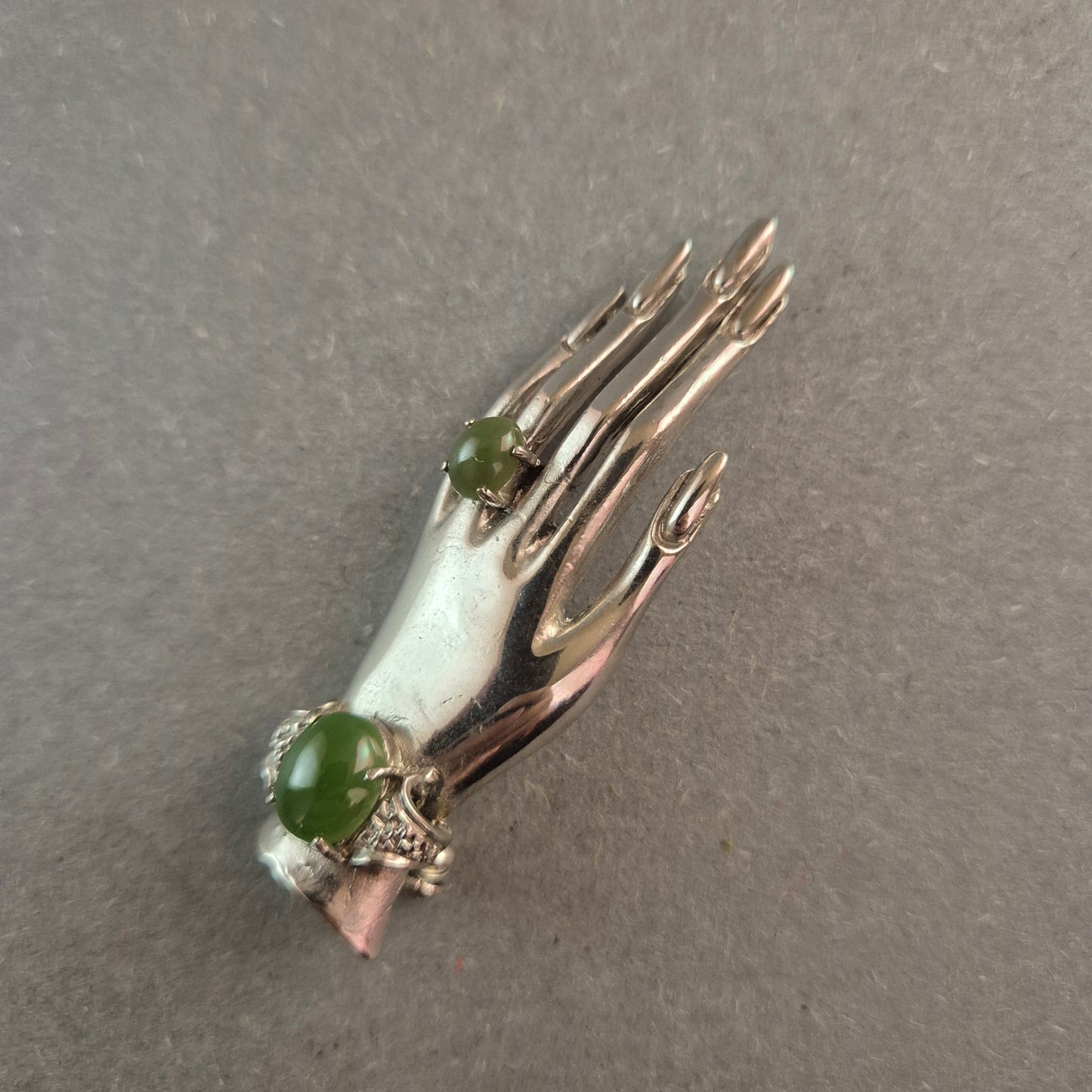 Vintage Anhänger Hand mit Ring Silberfarbener Statement-Schmuck