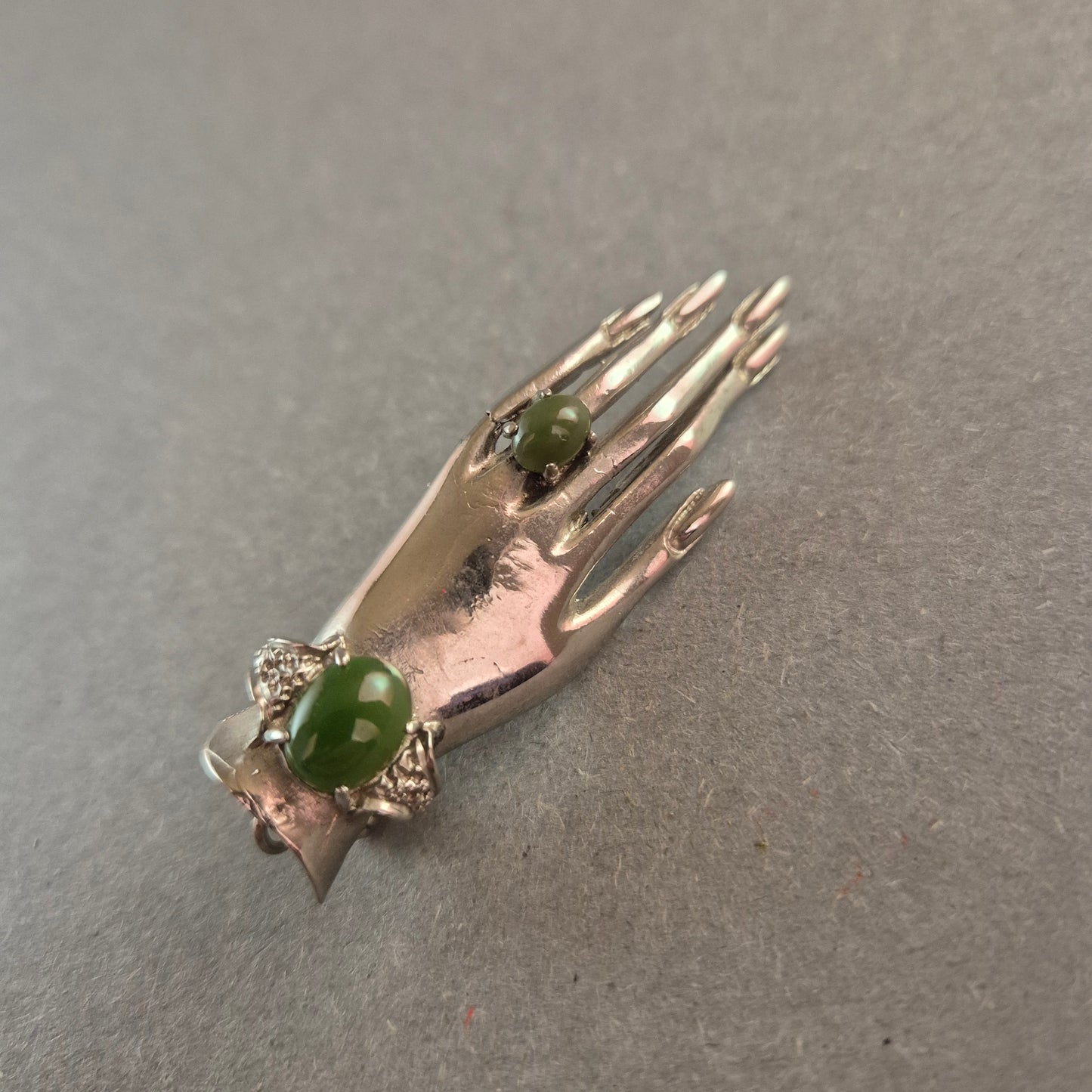 Vintage Anhänger Hand mit Ring Silberfarbener Statement-Schmuck