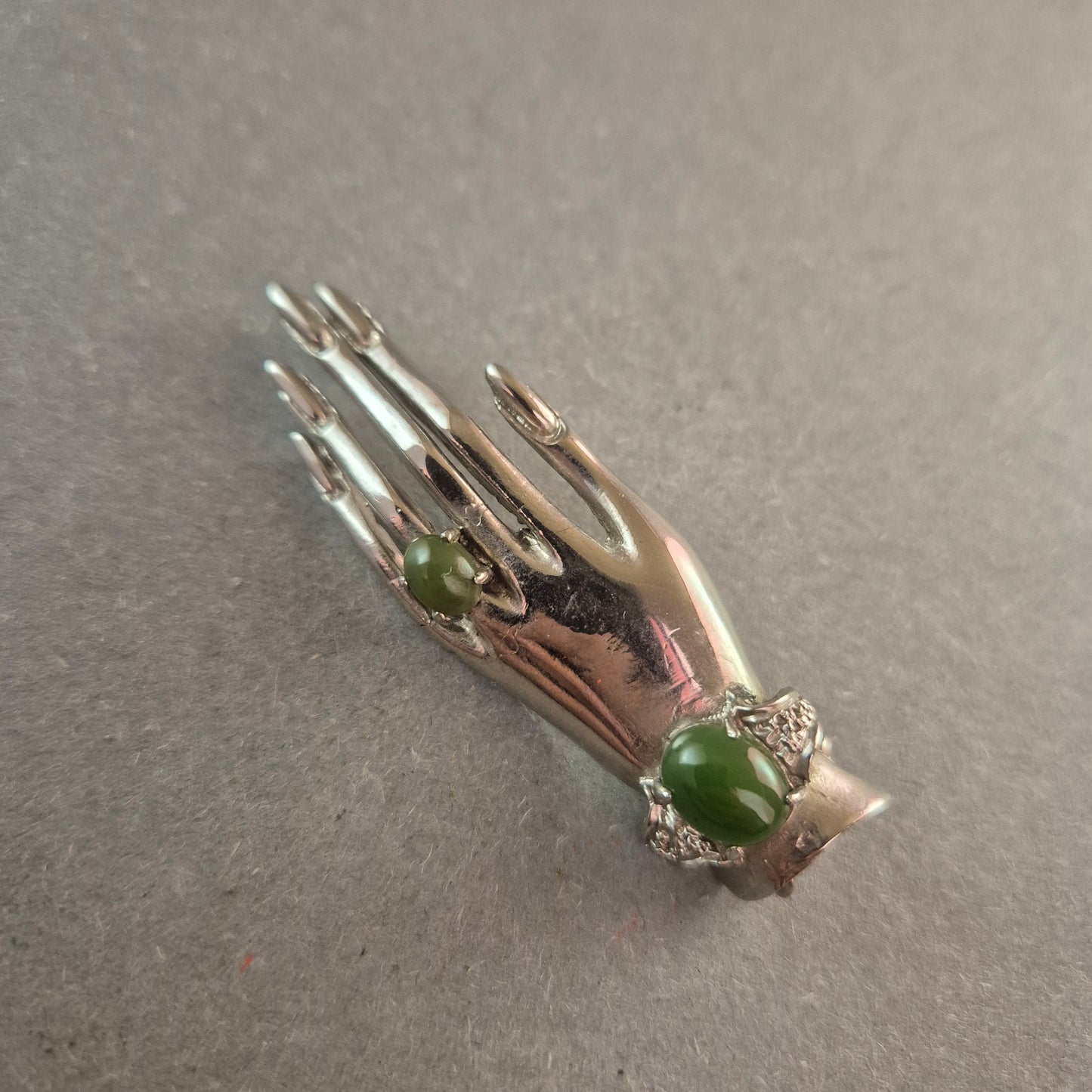 Vintage Anhänger Hand mit Ring Silberfarbener Statement-Schmuck