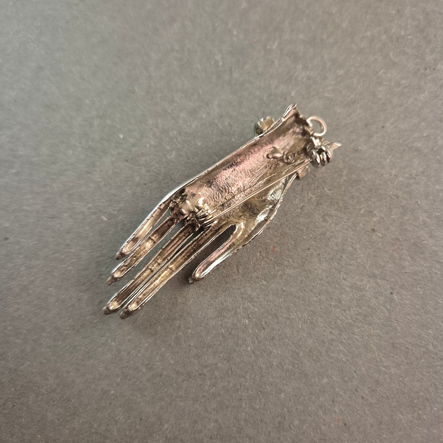 Vintage Anhänger Hand mit Ring Silberfarbener Statement-Schmuck