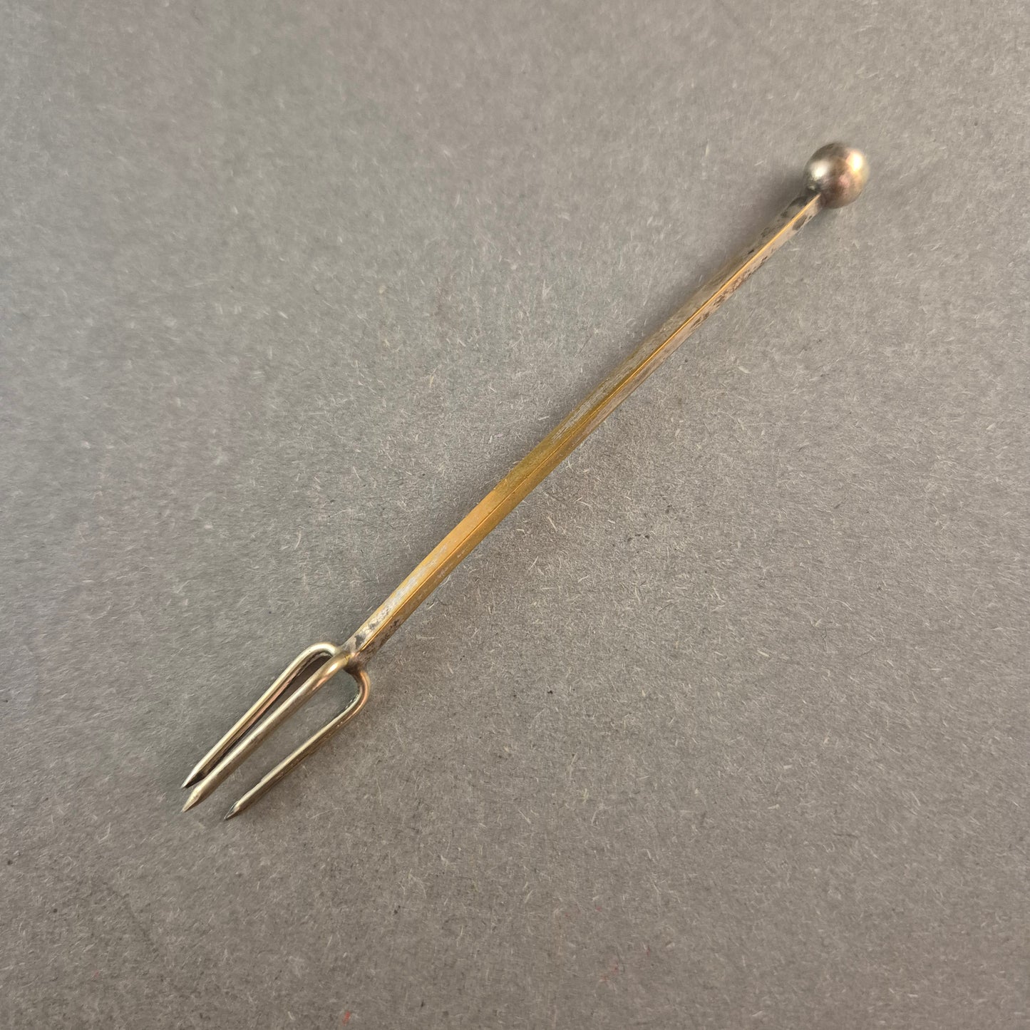 Antike Silber-Zweizack-Gabel – Kleines Sammlerstück mit Kugelgriff