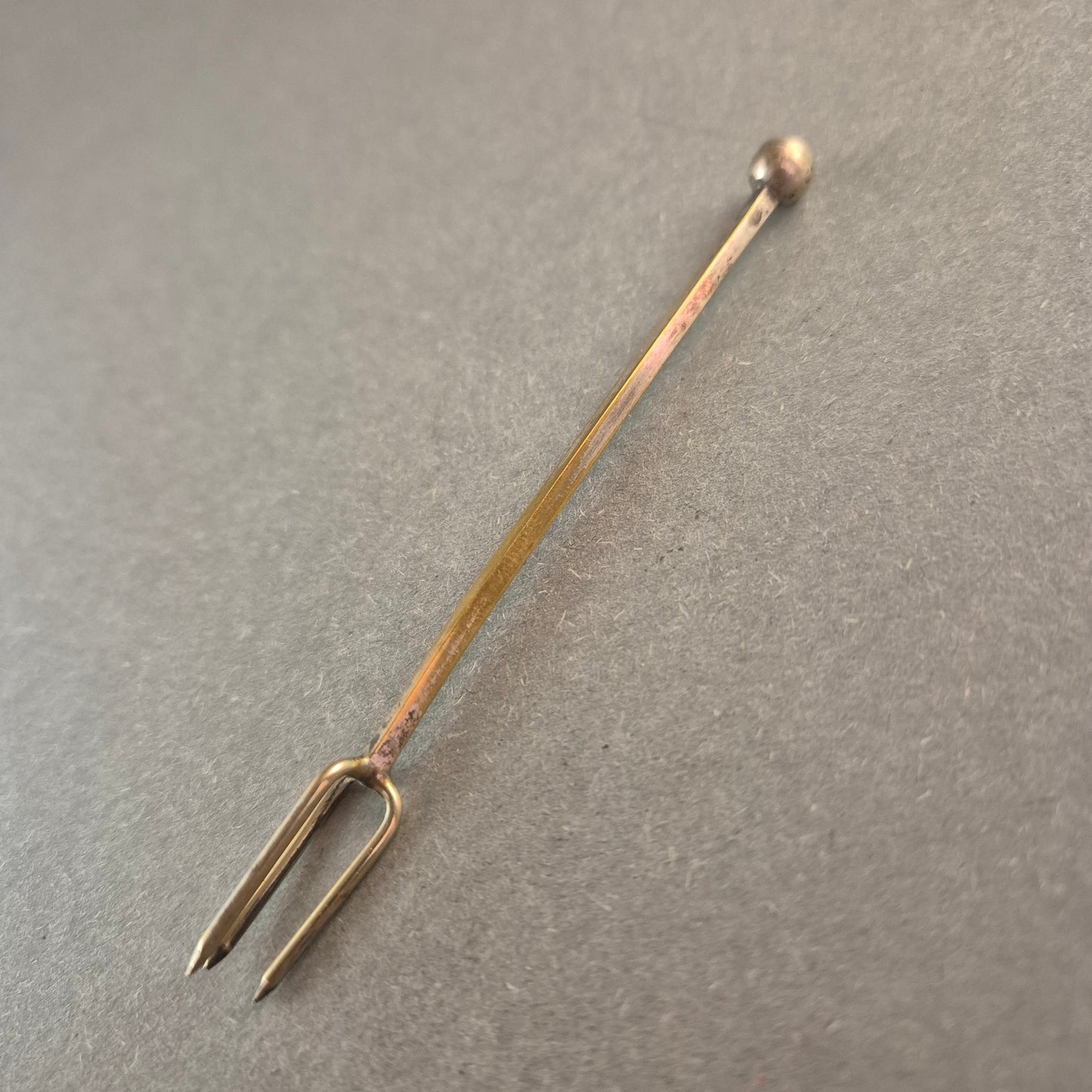 Antike Silber-Zweizack-Gabel – Kleines Sammlerstück mit Kugelgriff