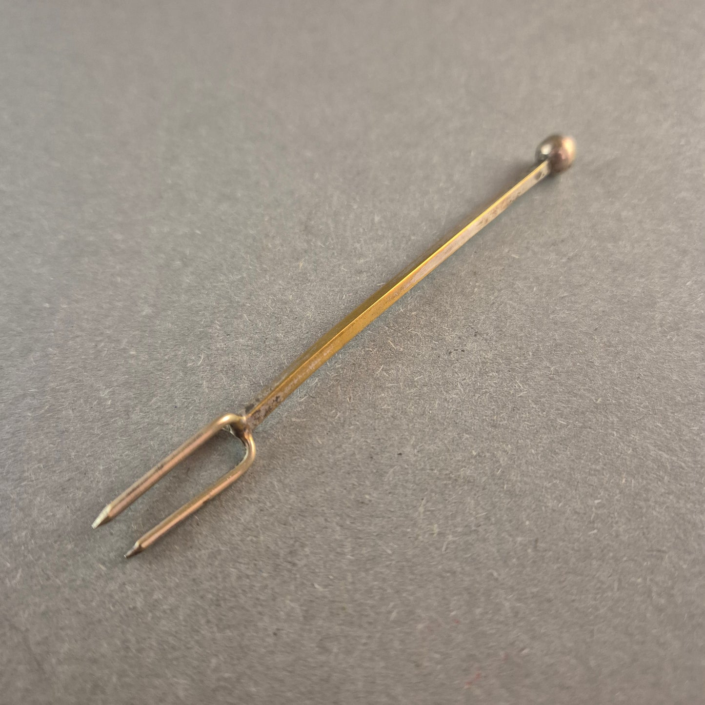 Antike Silber-Zweizack-Gabel – Kleines Sammlerstück mit Kugelgriff