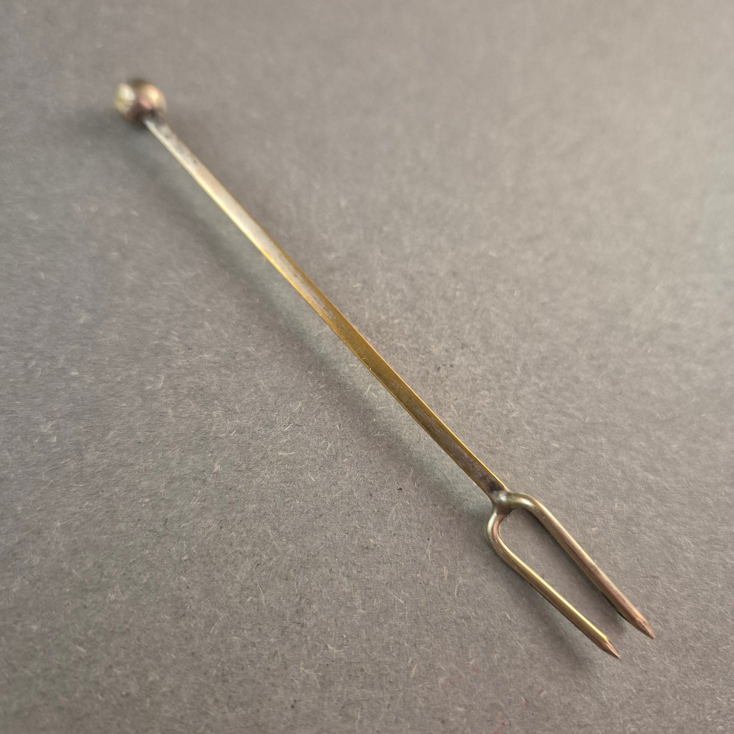 Antike Silber-Zweizack-Gabel – Kleines Sammlerstück mit Kugelgriff