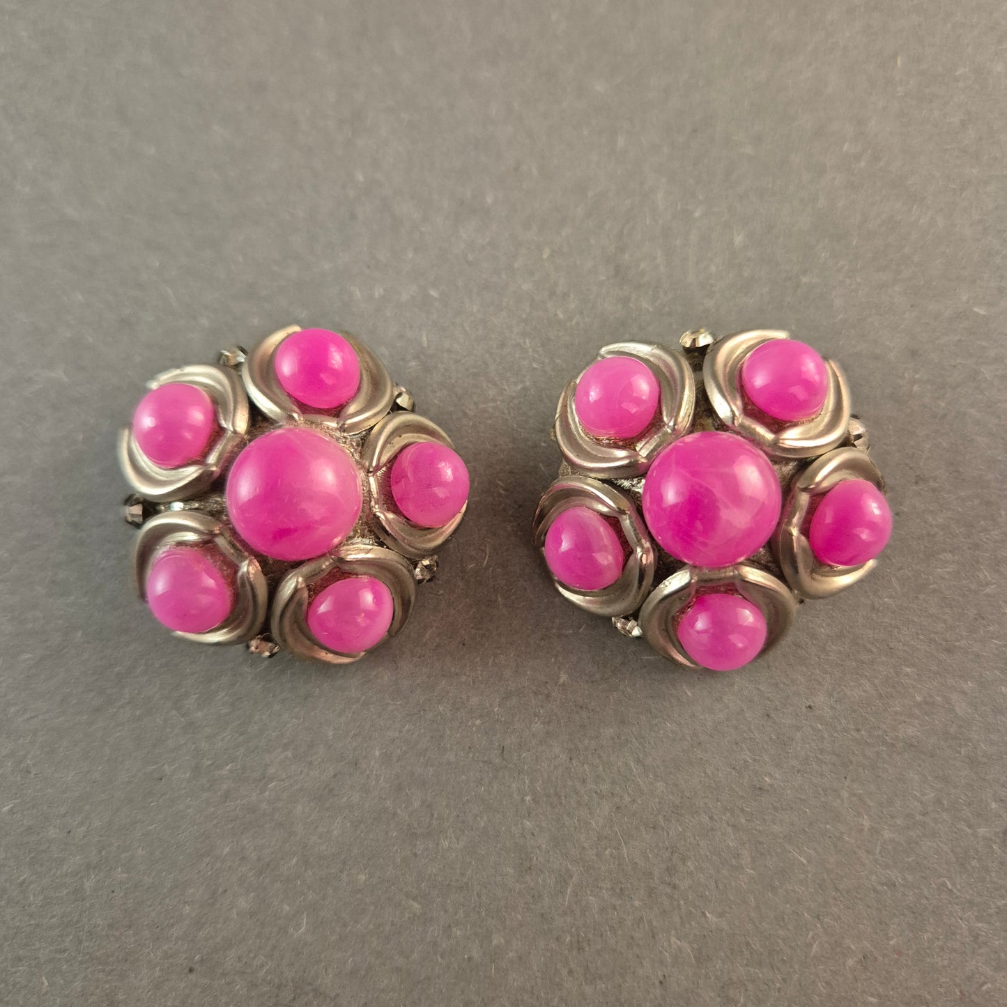 Vintage-Clip-Ohrringe von Sonia – Silberfarben mit pinken Cabochons