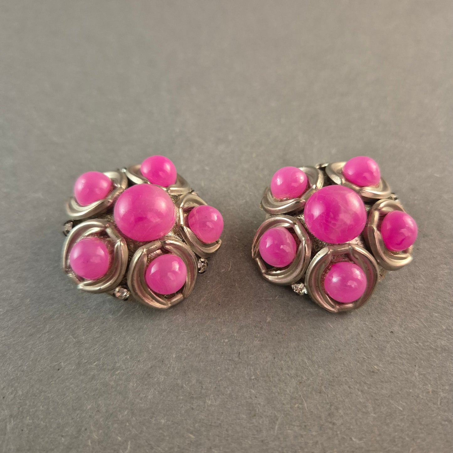 Vintage-Clip-Ohrringe von Sonia – Silberfarben mit pinken Cabochons