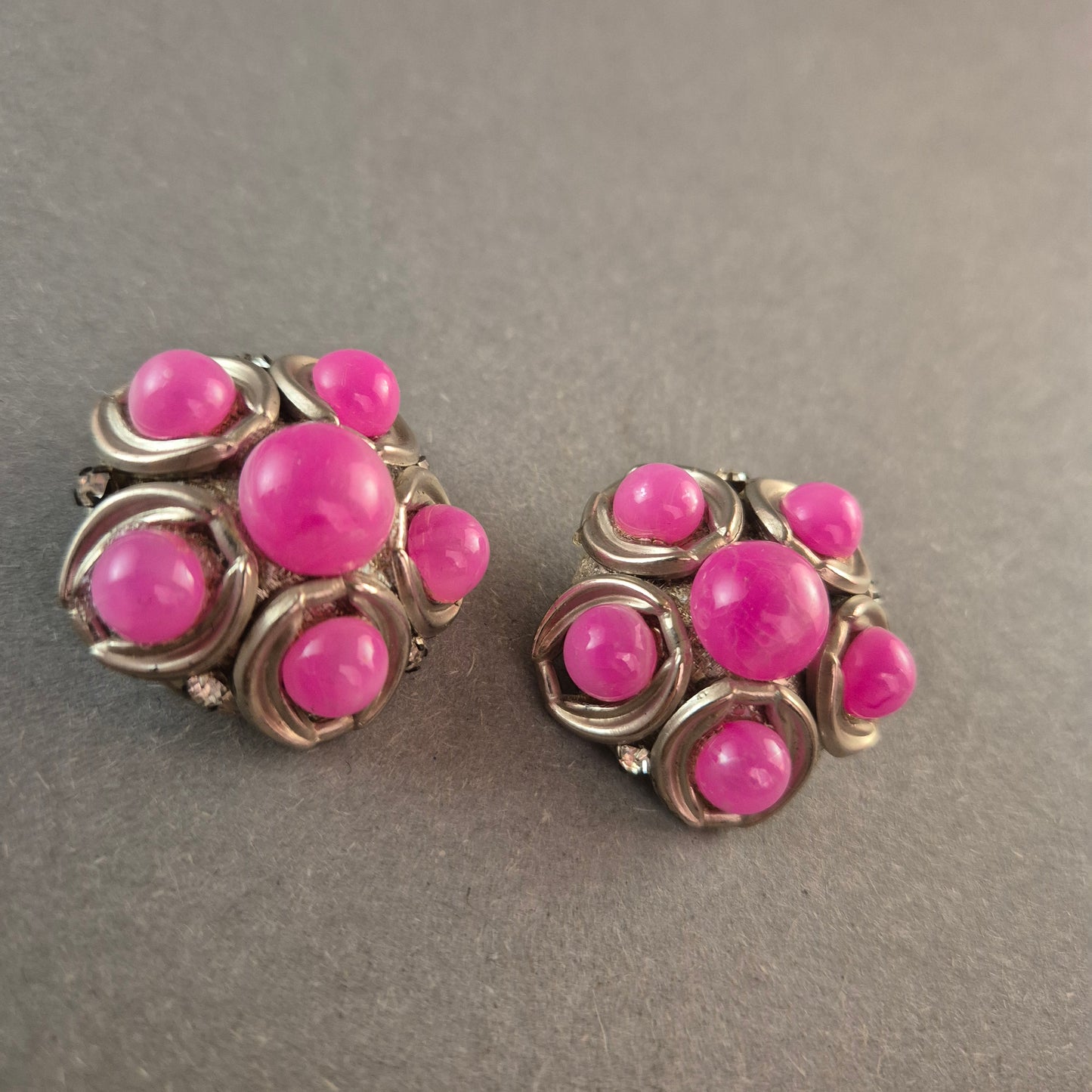 Vintage-Clip-Ohrringe von Sonia – Silberfarben mit pinken Cabochons