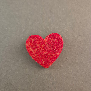 Verspielte Herz-Brosche mit Glitzer – Retro-Charme in Rot