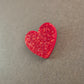 Verspielte Herz-Brosche mit Glitzer – Retro-Charme in Rot