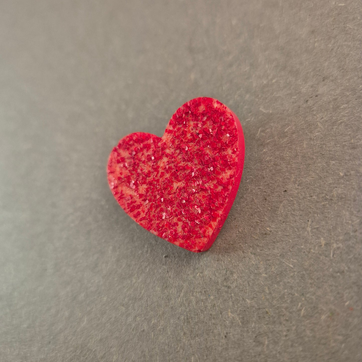Verspielte Herz-Brosche mit Glitzer – Retro-Charme in Rot