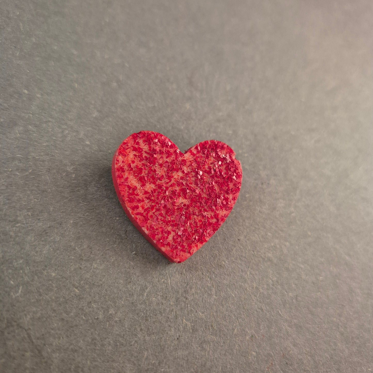 Verspielte Herz-Brosche mit Glitzer – Retro-Charme in Rot