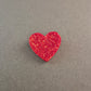 Verspielte Herz-Brosche mit Glitzer – Retro-Charme in Rot