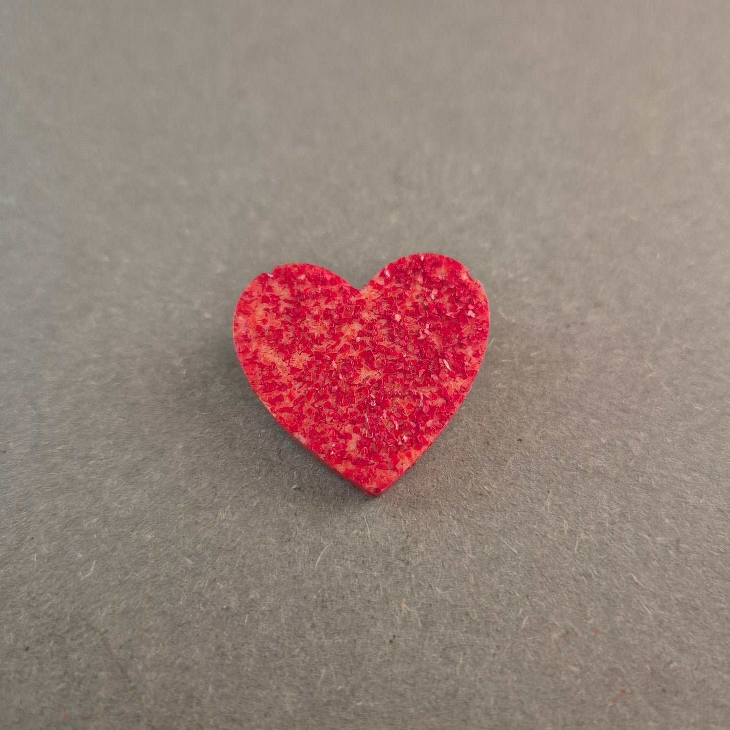 Verspielte Herz-Brosche mit Glitzer – Retro-Charme in Rot